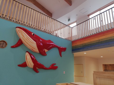 茨城県　幼稚園　赤クジラのレリーフサムネイル